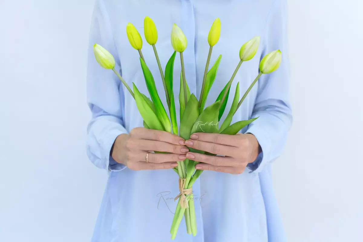 Bouquet of closed tulips 4 + 3 - white green