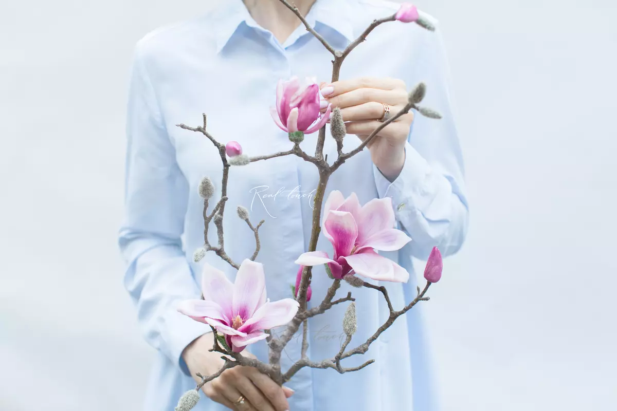 Branch with magnolia flowers (3 + 2 buds) - light purple 