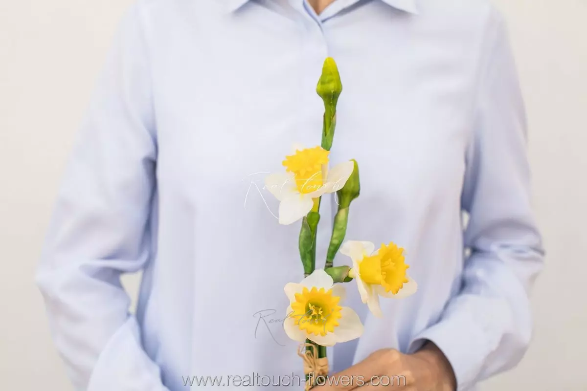 Bouquet of 5 Tubular Daffodils (3 open + 2 closed) - white