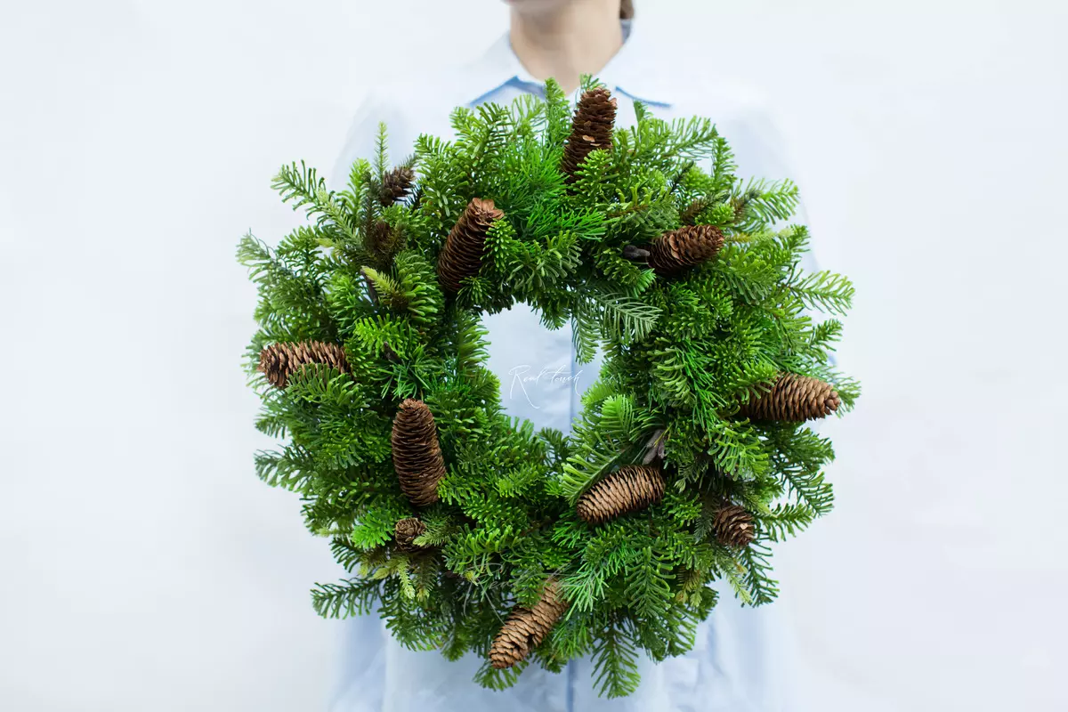 Christmas pine wreath with cast needles and pine cones - green Christmas pine wreath with cast needles and pine cones - green