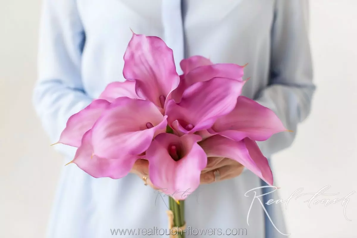 Calla Lily Bouquet with 12 Flowers - light purple 