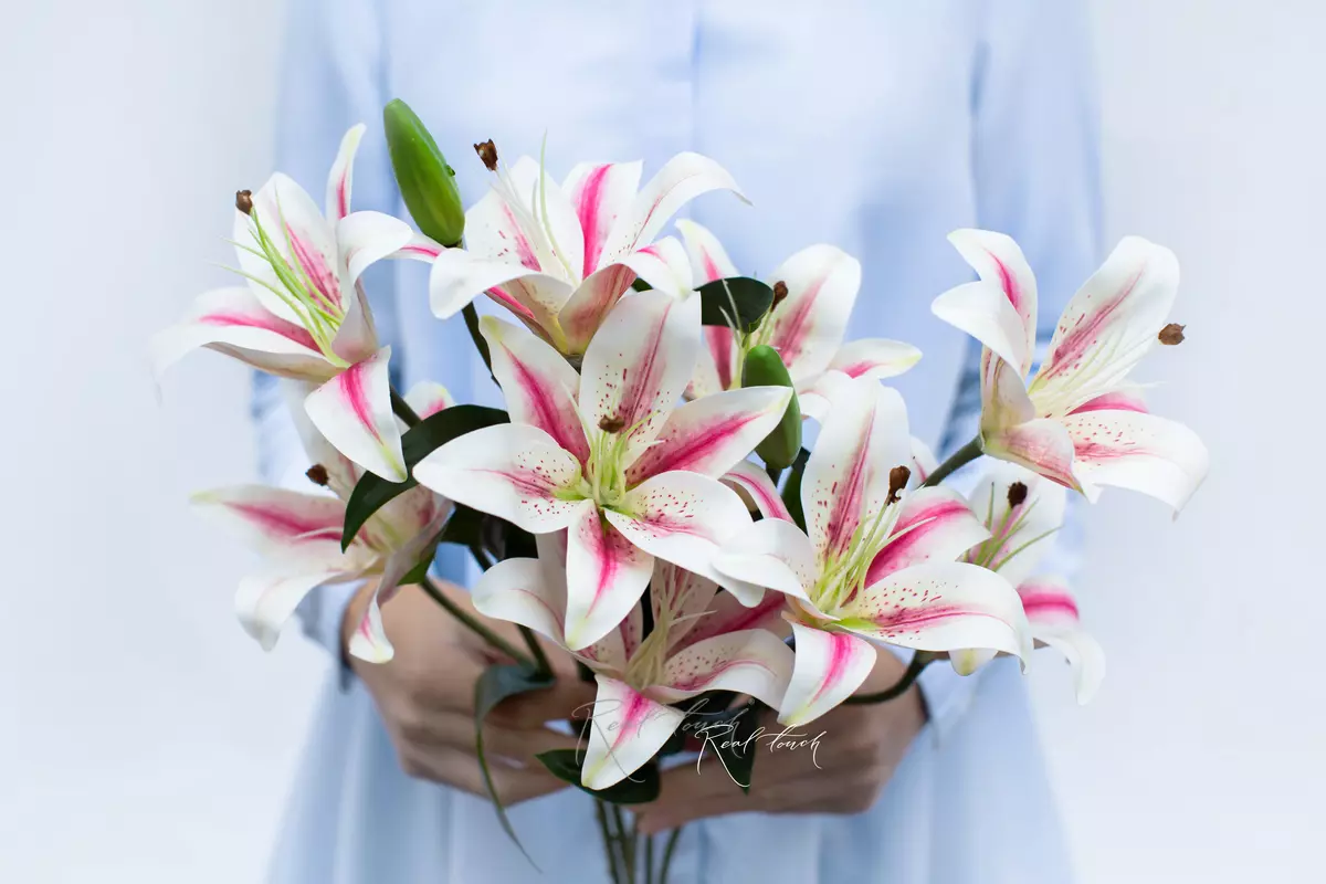 Real Touch Bush of Lilies (9 flowers) - white pink Real Touch Bush of Lilies (9 flowers) - white pink