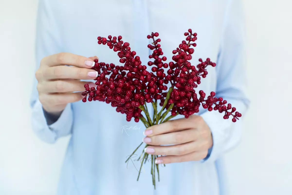 Bunch of faux berries (12 branches) - red