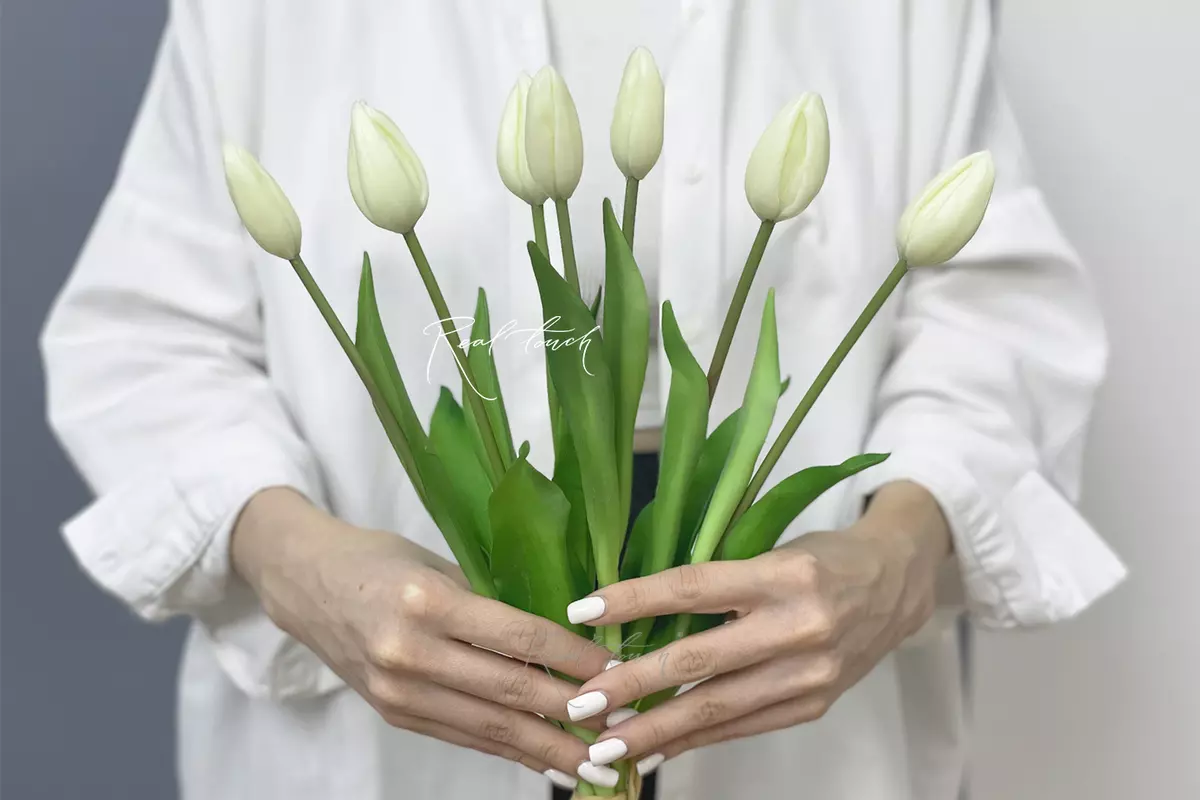 Bouquet of closed tulips 4 + 3 - white