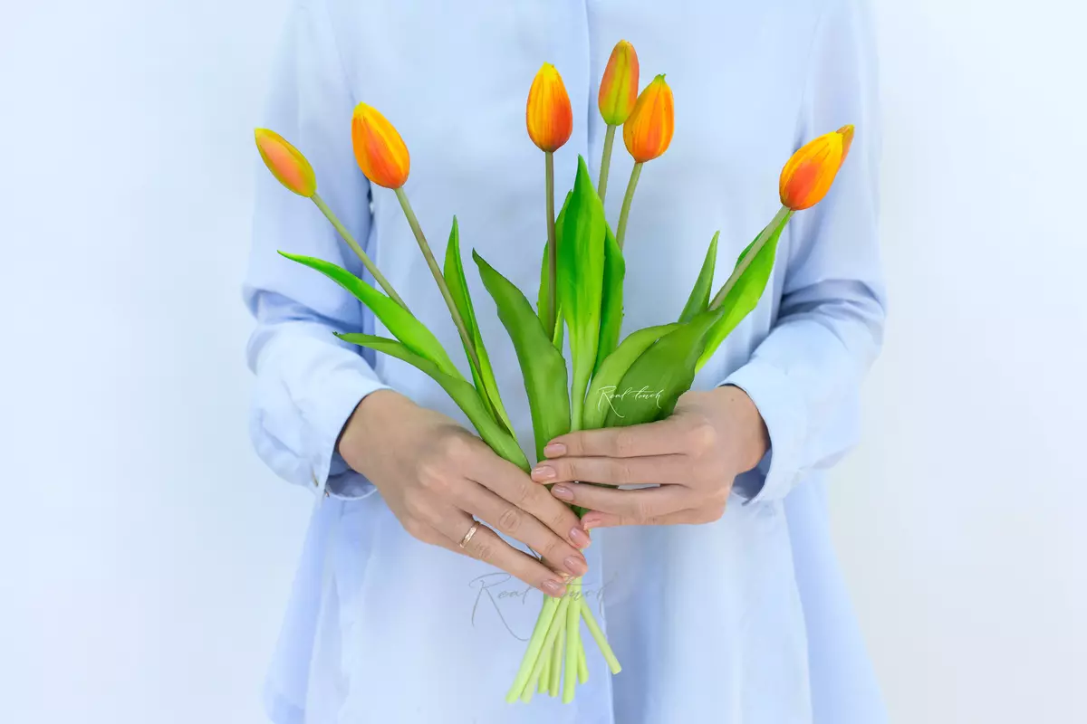 Bouquet of closed tulips 4 + 3 - orange Bouquet of closed tulips 4 + 3 - orange