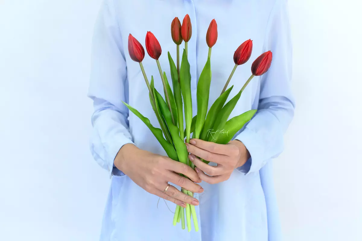 Bouquet of closed tulips 4 + 3 - red