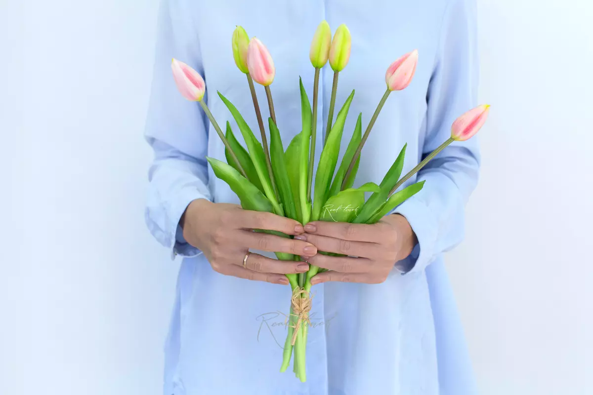Bouquet of closed tulips 4 + 3 - pink